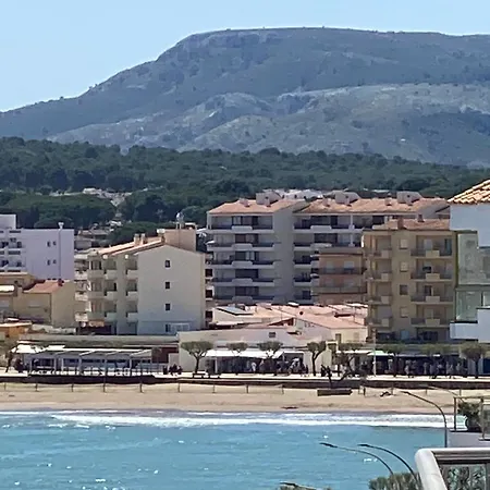 La Escala En Front De Avec Piscine
