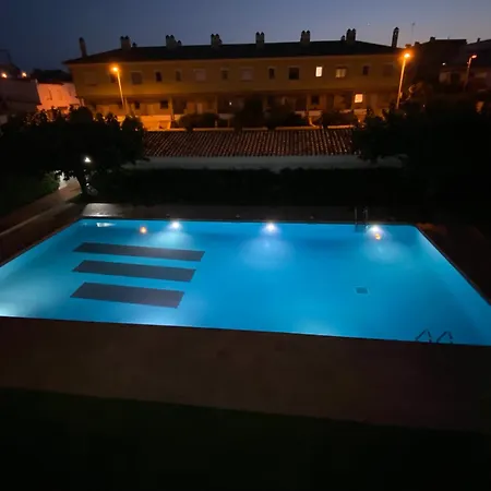 La Escala En Front De Avec Piscine *